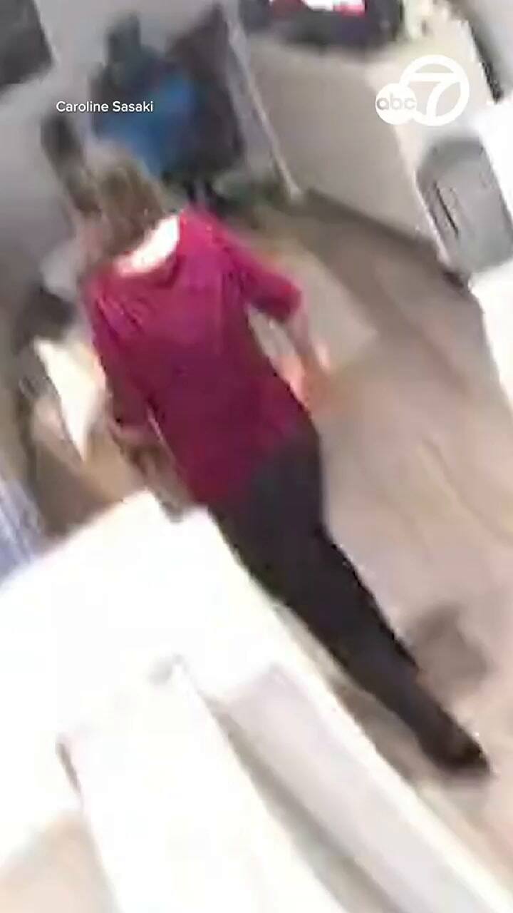 El momento en que una mujer casi es aplastada por una roca