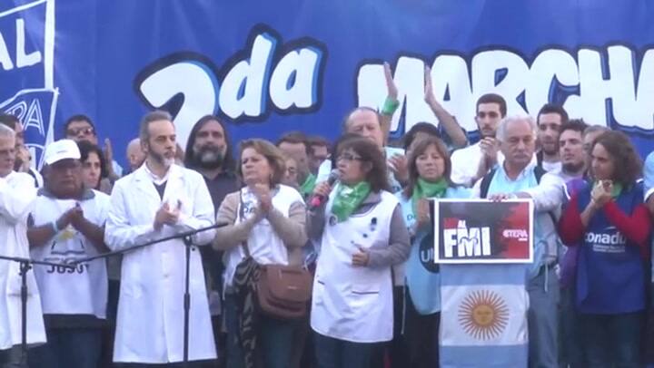 Con una masiva marcha, los gremios docentes reclamaron paritarias y paro general - Fuente: Télam