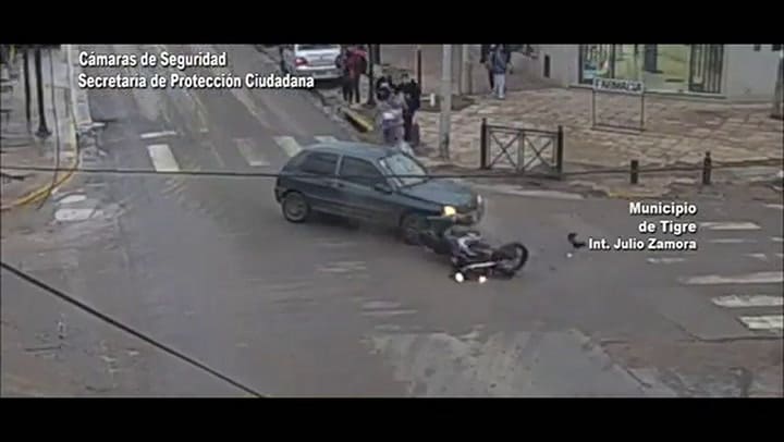 Choque entre un auto y una moto en Tigre