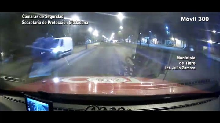 Espectacular vuelco en Ruta 197 y Federico Ozanam, en Troncos del Talar, Tigre