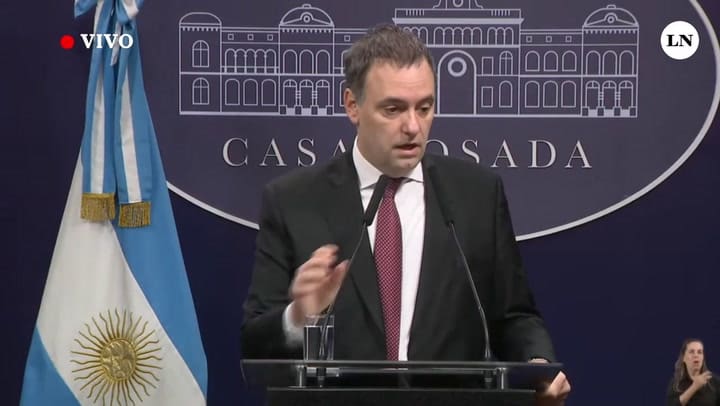 La respuesta de Manuel Adorni a la consulta de un periodista