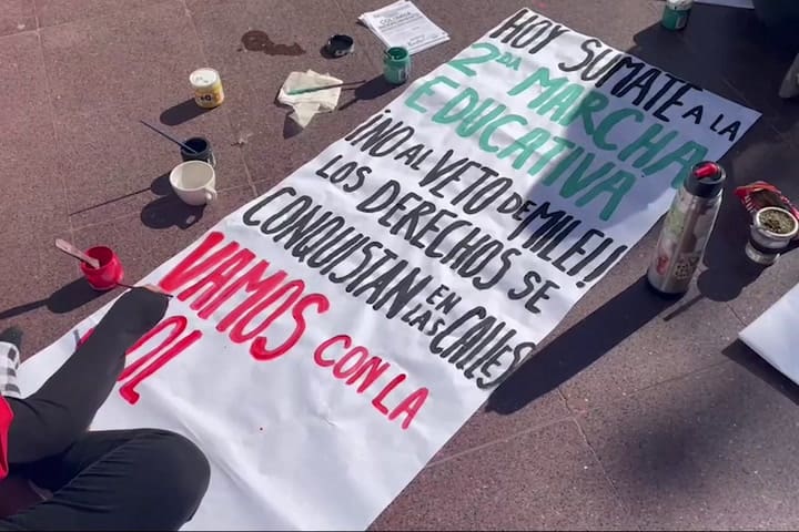 Gif Marcha Universitaria