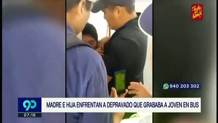 Madre e hija enfrentan a un hombre que las grababa en el bus