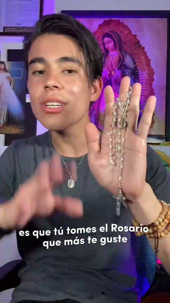 La peculiar manera de cómo reza se volvió viral