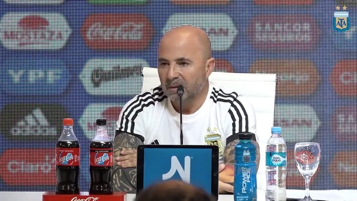 Sampaoli: 'Tenemos claro que tenemos que tener un sistema que puede ser el 2 3 3 2 ' - Fuente: AFA