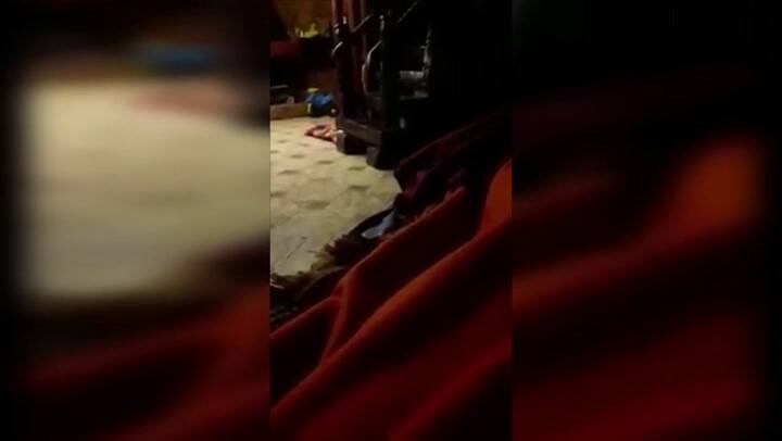 Espeluznante: el momento en que una madre ataca a su pequeño hijo - Fuente: Youtube