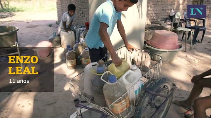 Tres hermanos se bañan y cocinan con el agua del canal donde viven los chanchos