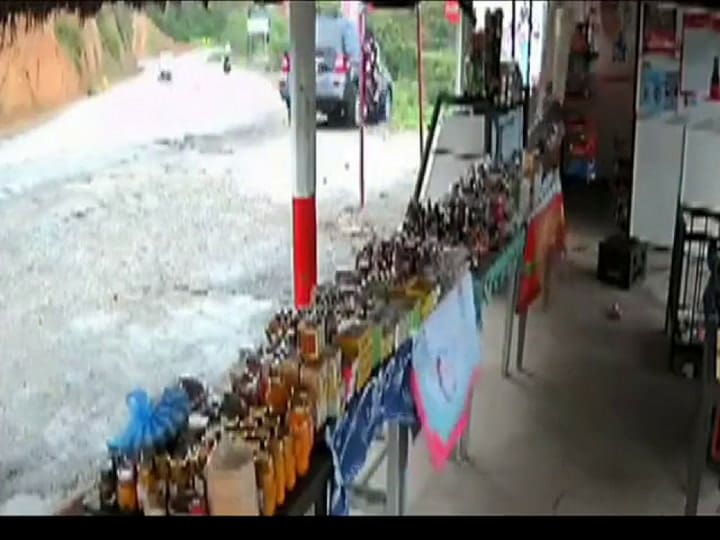 Una camioneta cae al vacio