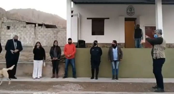 Un perro irrumpió en un acto político y le hizo pis a la intendenta mientras pronunciaba su discurso