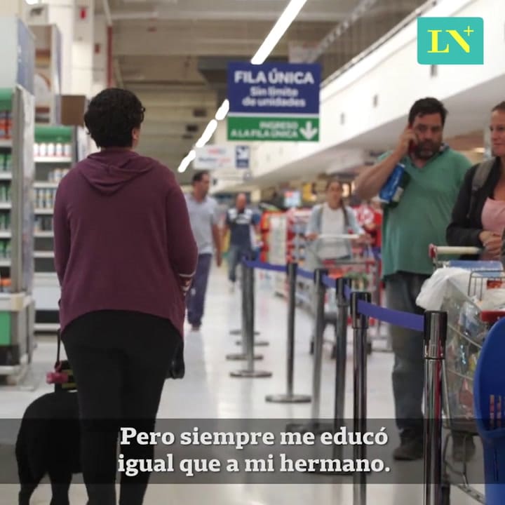 Mudgie, la perra guía que permite que su dueña ciega juegue al golf, al tenis y viaje en colectivo