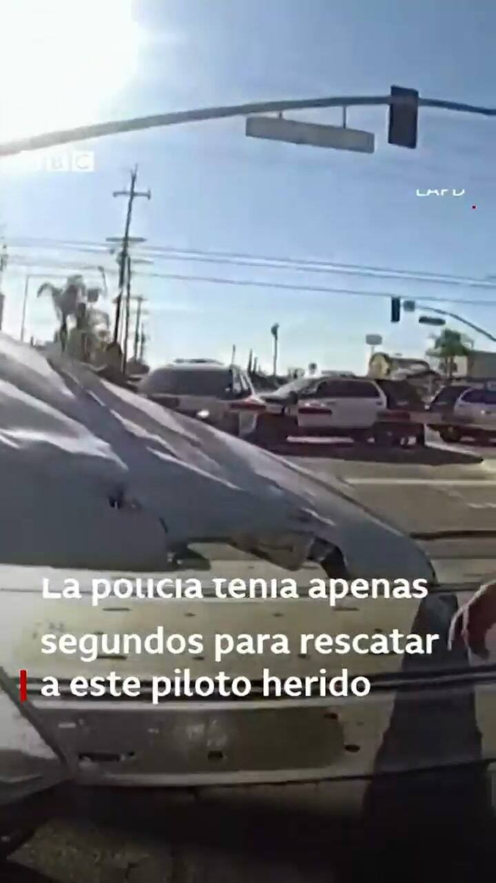 El increíble rescate de un piloto segundos antes de que su avioneta fuera arrollada por un tren