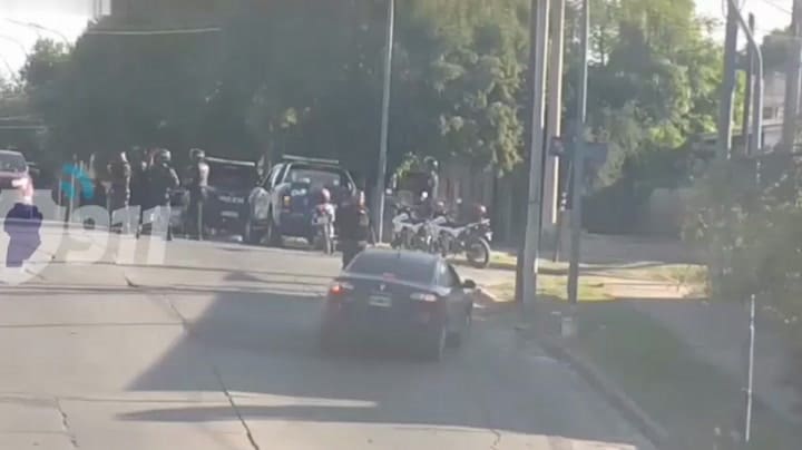 Drama en Córdoba: una granada lanzada desde la villa cayó en un móvil policial al cierre de un operativo