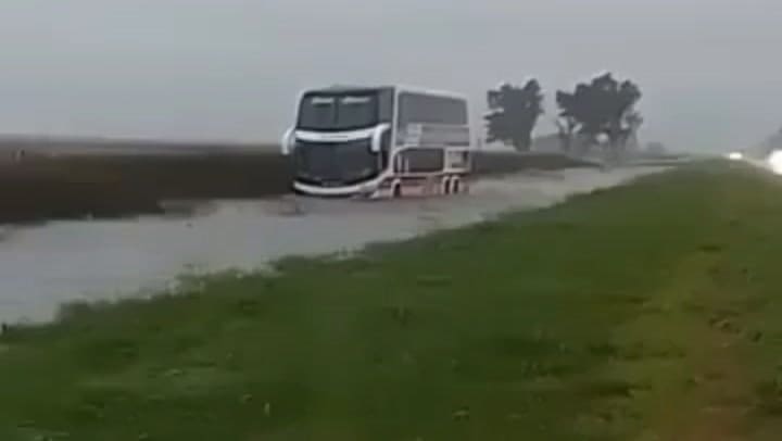 Ráfagas de viento empujaron a un micro hacia la banquina de la ruta 5 y los ocupantes debieron ser rescatados con lanchas