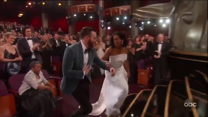 Chris acompañó a Regina al escenario - Fuente: ABC