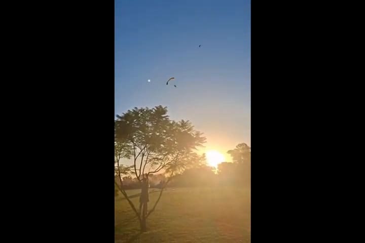 Pergamino: un paracaidista vestido de rey mago sufrió un accidente durante un salto en un tradicional evento local