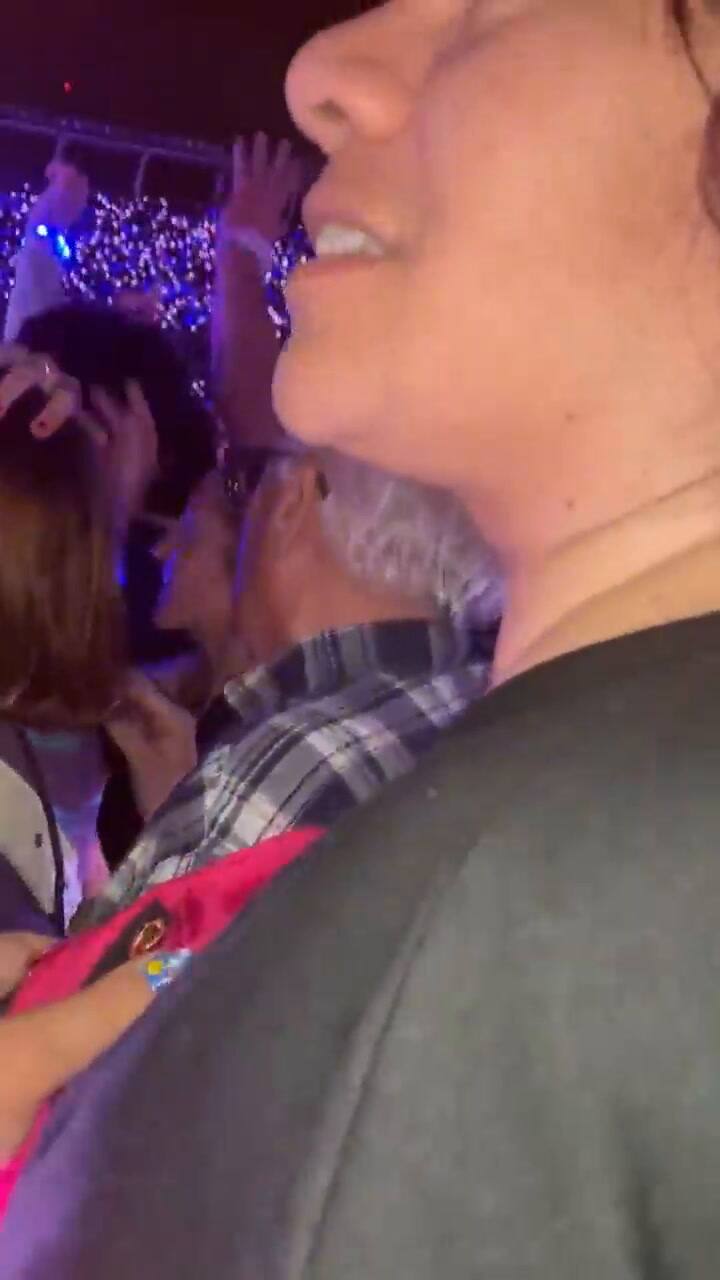 El abuelo saltó en el pogo de Coldplay (Video: Twitter @gabyRBoquete)