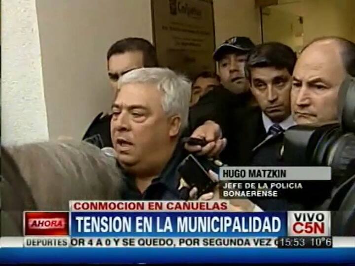 La Policía brinda explicaciones en la puerta de la Municipalidad de Cañuelas (C5N)