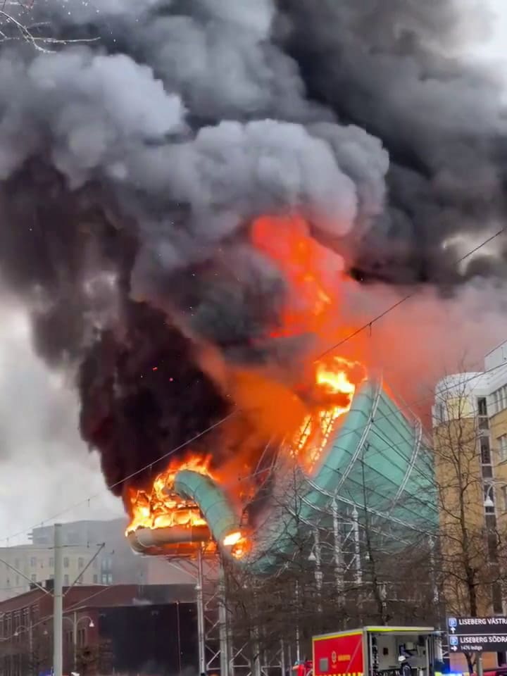 Feroz incendio en el parque de atracciones más grande de Suecia 1