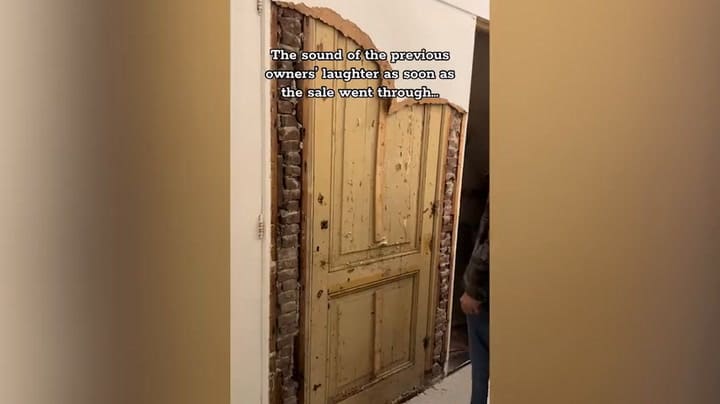La puerta escondida que encontró la pareja mientras renovaba su casa