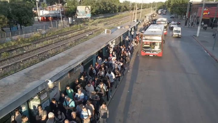 Así se ven las paradas de colectivos en Moreno debido a la falta del servicio del tren Sarmiento