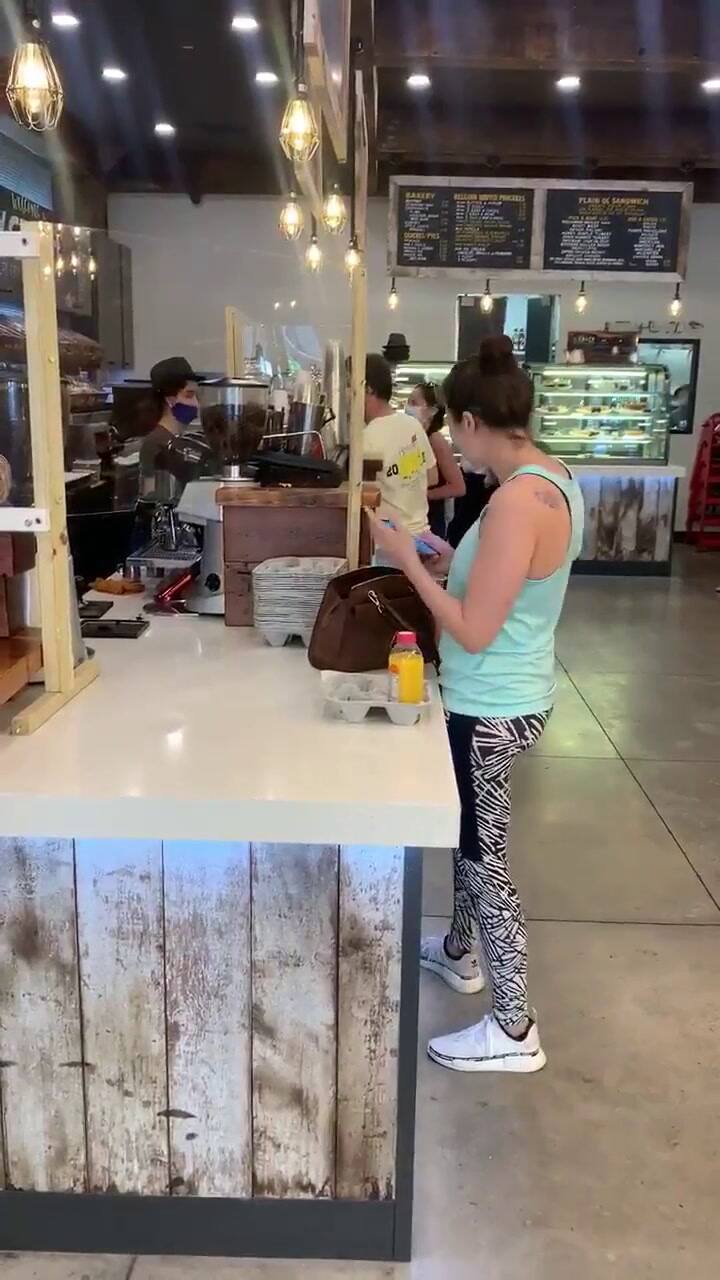 Coronavirus: entró sin barbijo a una panadería y le tosió en la cara a una clienta que la criticó