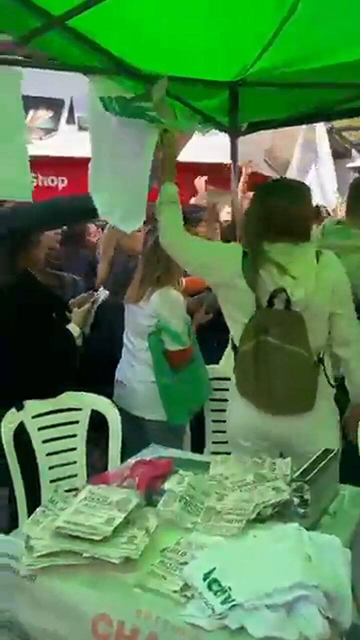 Denuncian que seguidores de Javier Milei vandalizaron un stand político en Tucumán