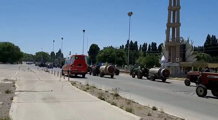 Tractorazo de fruta de productores de Alto Valle