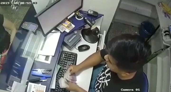 Así escondía los billetes de 100 pesos - Fuente: Eldoce.tv