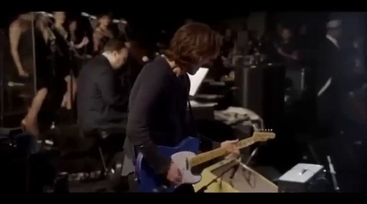 Robert Downey Jr. interpretando "Driven to Tears" junto a Sting