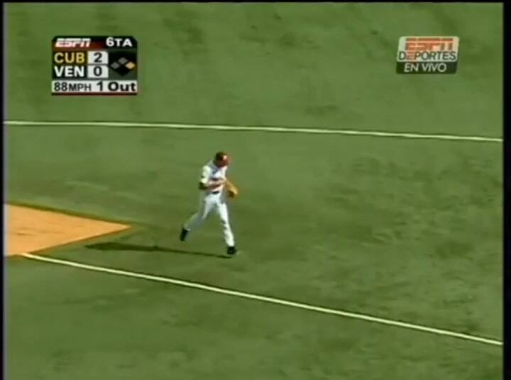 La curiosa jugada de Omar Vizquel en el que la pelota se le coló por la camisa