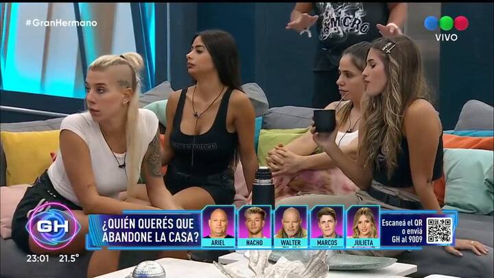 Camila canta en frente de sus compañeros de Gran Hermano