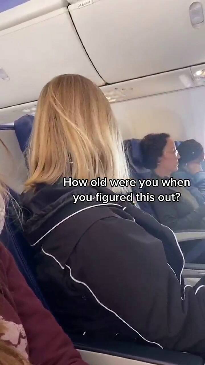 Así es como se despliega el reposacabezas de los aviones