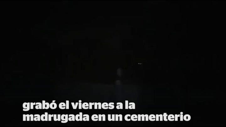 Escándalo en un cementerio córdobes: un youtuber mexicano entró a grabar y se cruzó con la policía