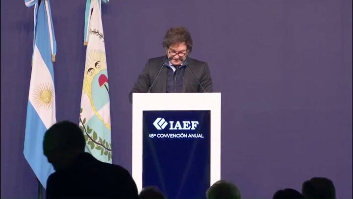 Javier Milei saluda a Cristina Kirchner