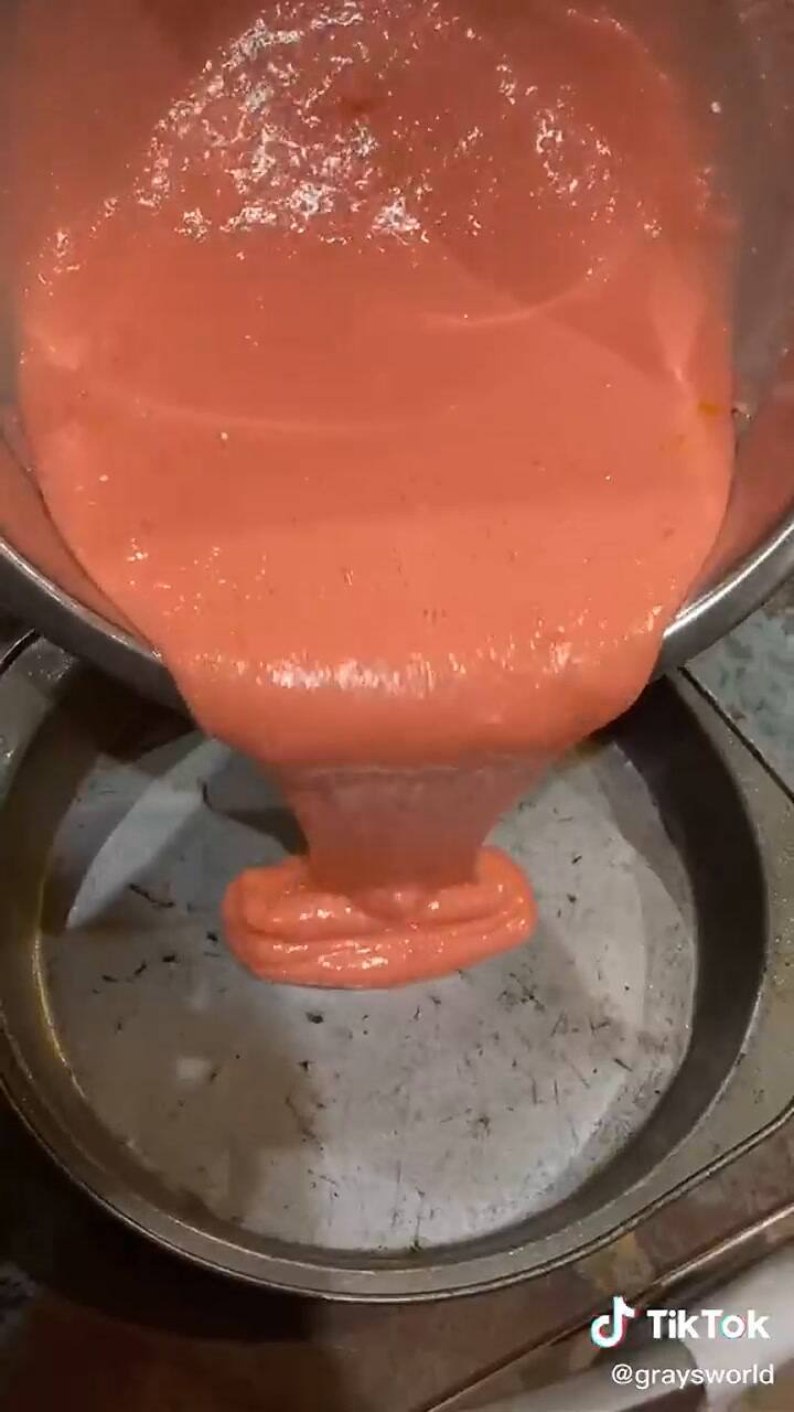 Joven esconde un petardo en la torta de cumpleaños de su hermana y provoca un desastre