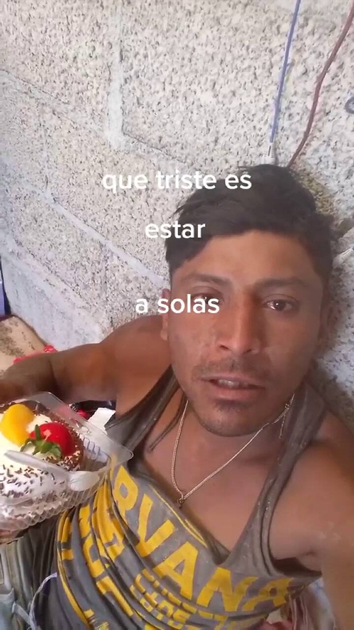 Un albañil llora por pasar su cumpleaños solo y el video se hace viral en TikTok