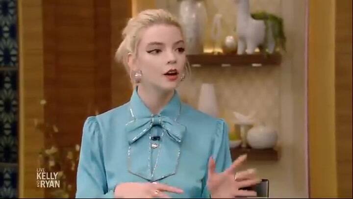 Anya Taylor-Joy hablando en español