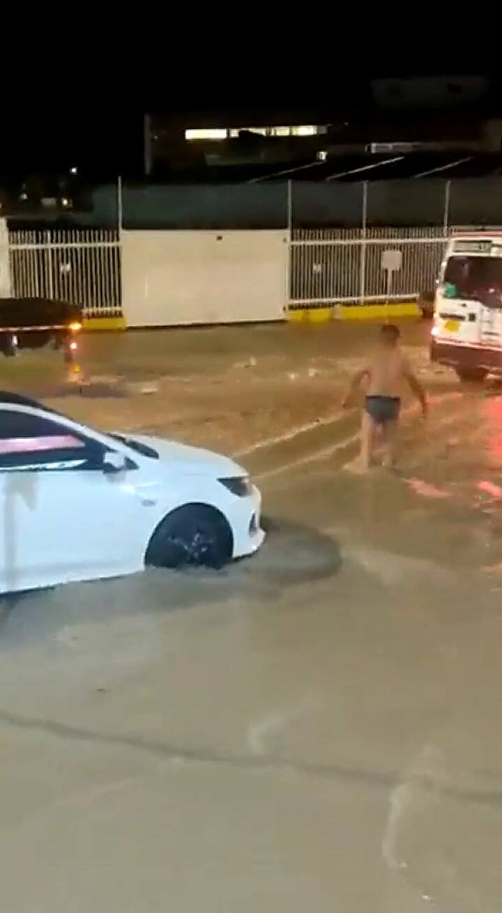 Aprovechó la inundación para bañarse