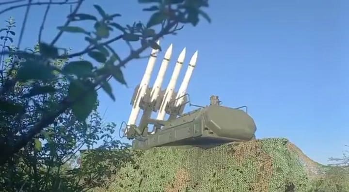 El comandante Estratégico Operacional de la Fuerza Armada de Venezuela, Domingo Hernández Lárez, compartió imágenes y un video de 15 segundos en el que se observa cómo un camión militar transporta y posiciona misiles antiaéreos.