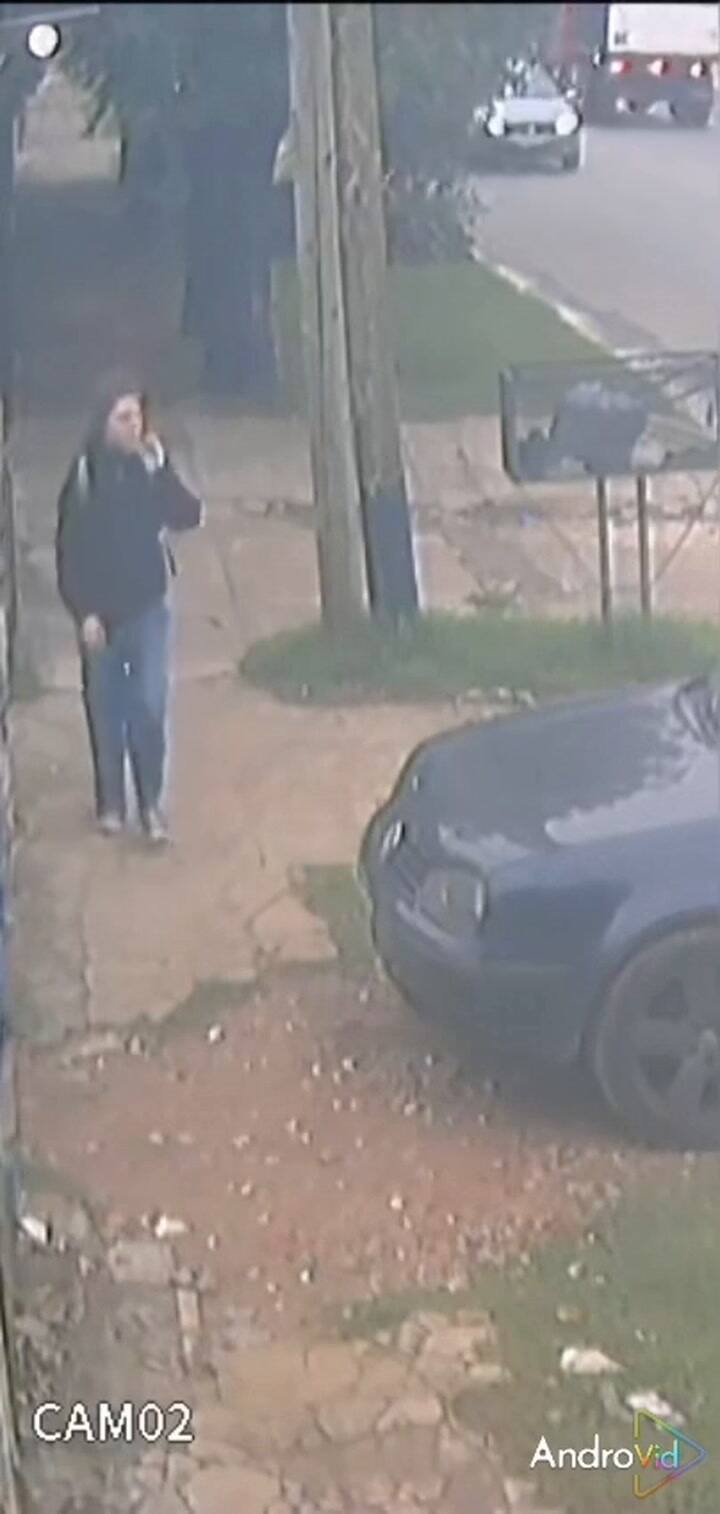 Otra imagen de la joven dirigiéndose a Las Heras