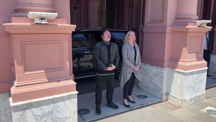 (GIF) Milei bailó y cantó al ritmo de la fanfarria militar de los granaderos