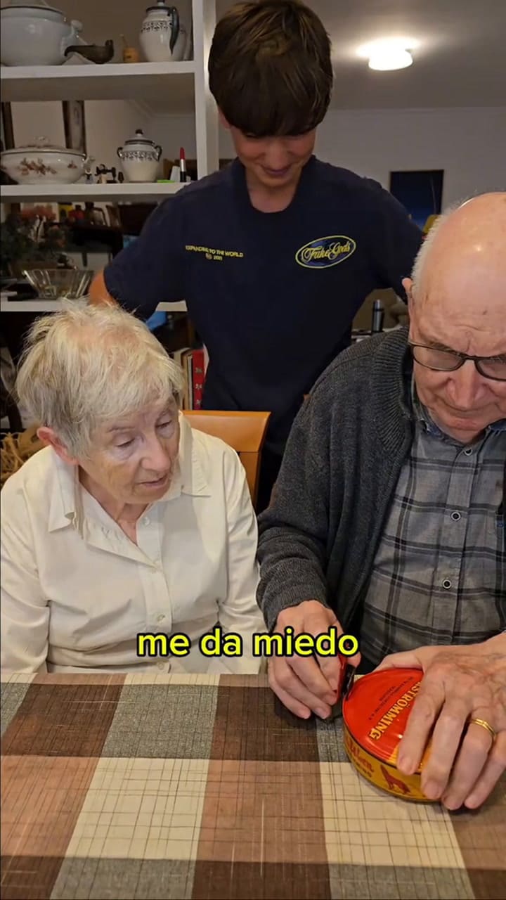 Un joven tiktoker probó el pescado más apestoso del mundo junto a sus abuelos y se viralizó