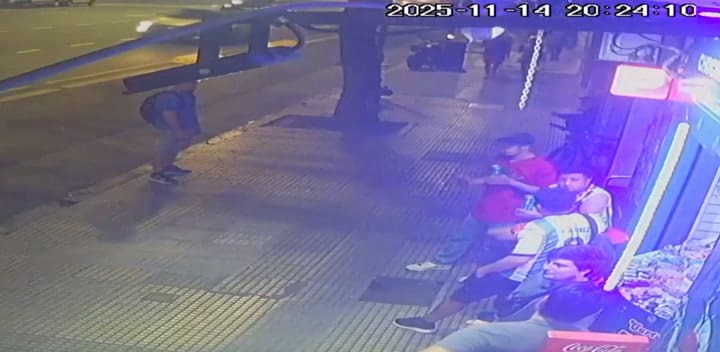 Dos barras de Atlanta golpearon a dos hombres y les robaron una camiseta de Chacarita en Villa Crespo