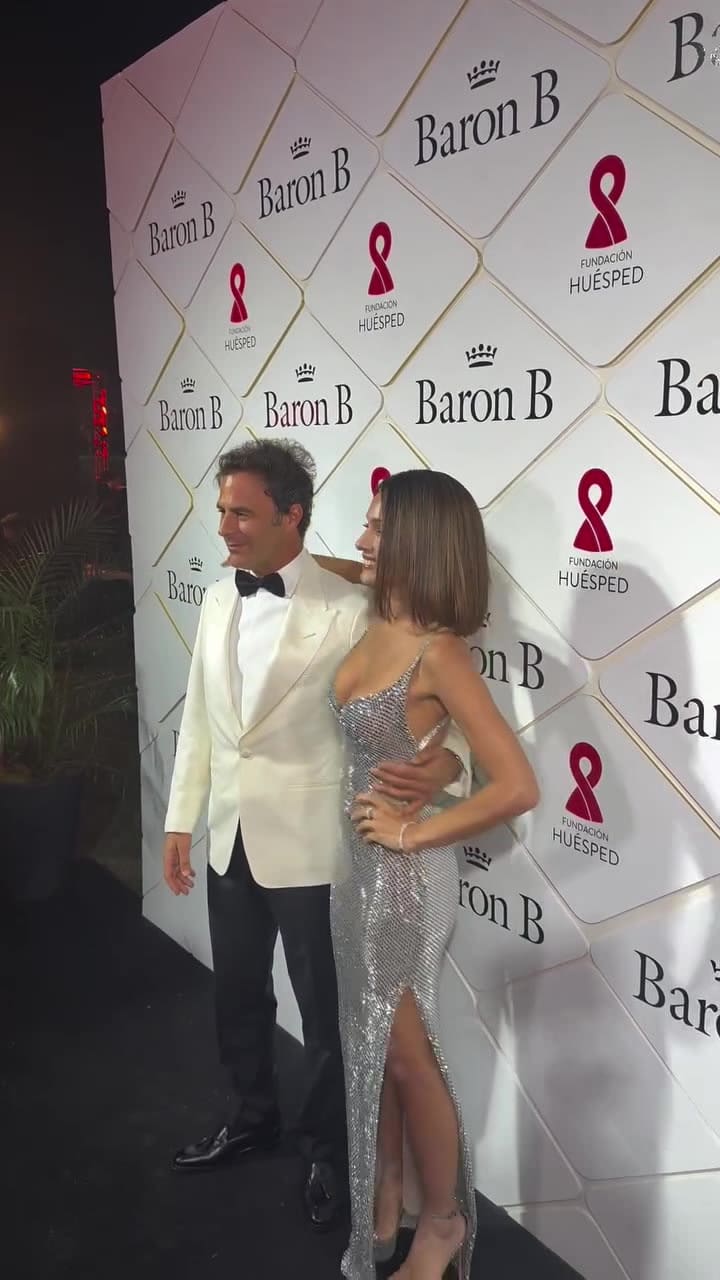 Pampita deslumbró con su nuevo look en una gala