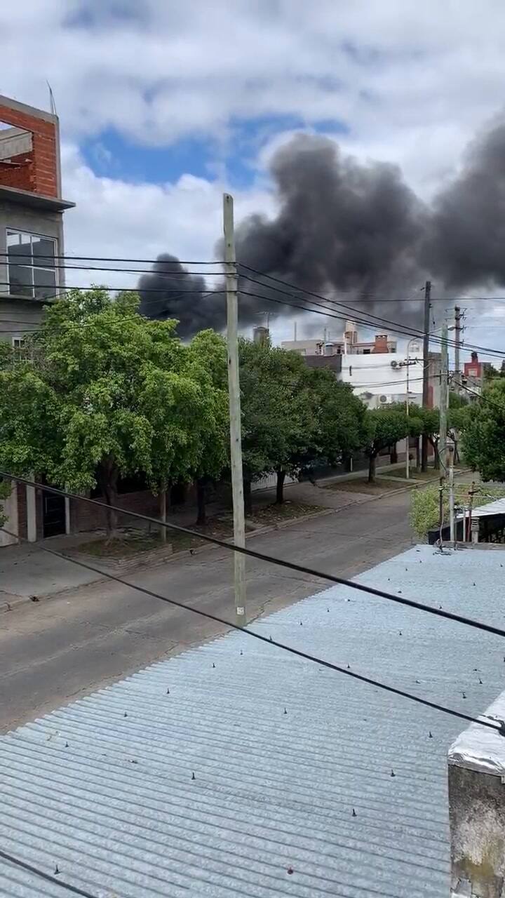 Las imágenes del fuego en una fábrica de La Tablada, capturadas por una vecina