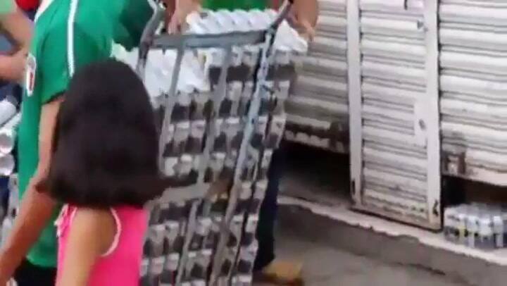 México: Tras ganar el partido contra Alemania, un comercio cumple su promesa de repartir miles de ce