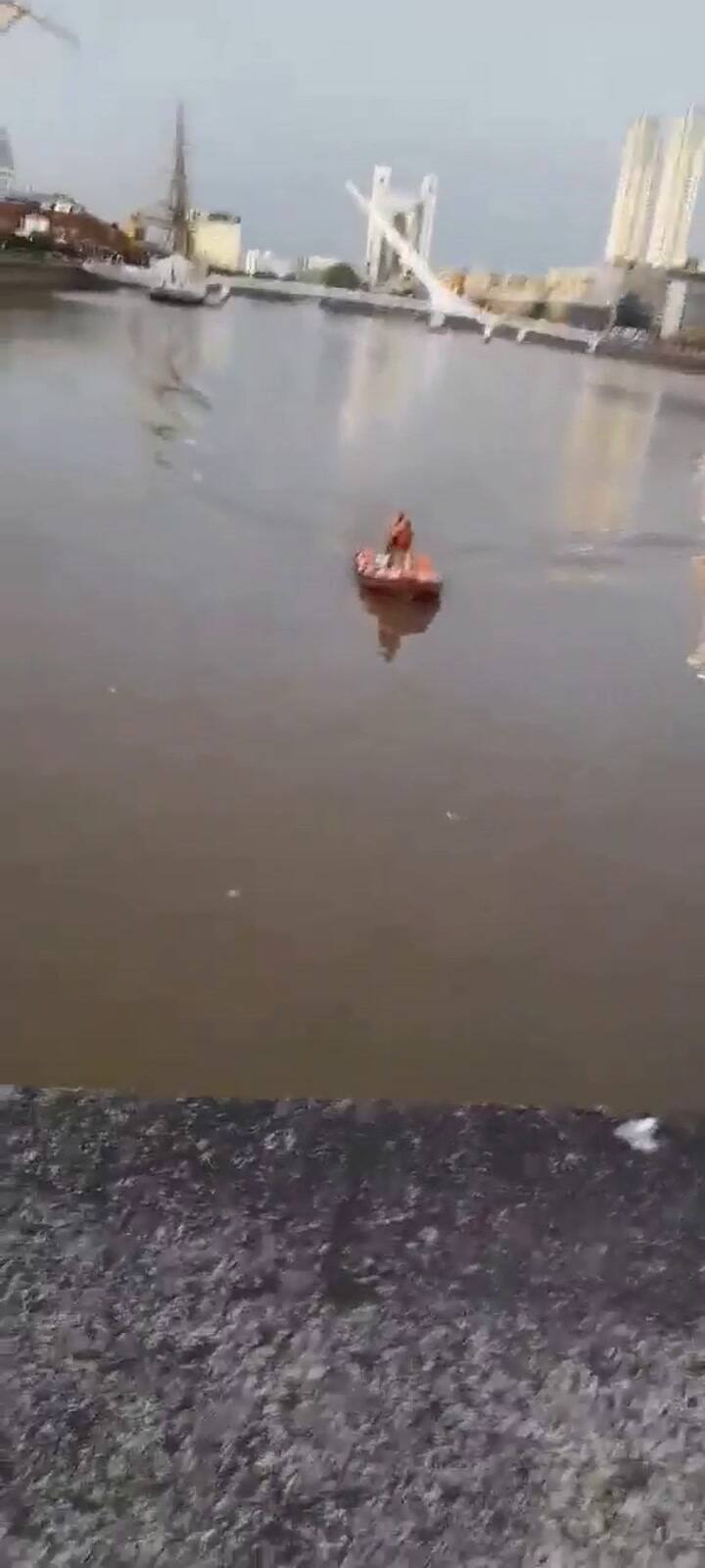 Un joven murió en Puerto Madero luego de meterse al río a buscar su mochila 3 (@leonel_pimoVT)