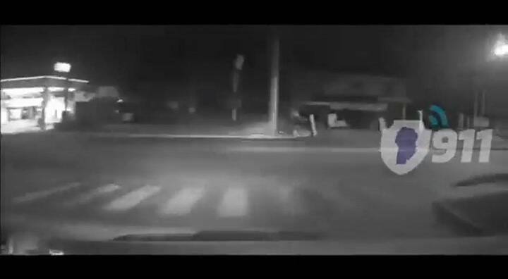 Escapaba de la policía con su moto, pero chocó contra un taxi y quedó detenido