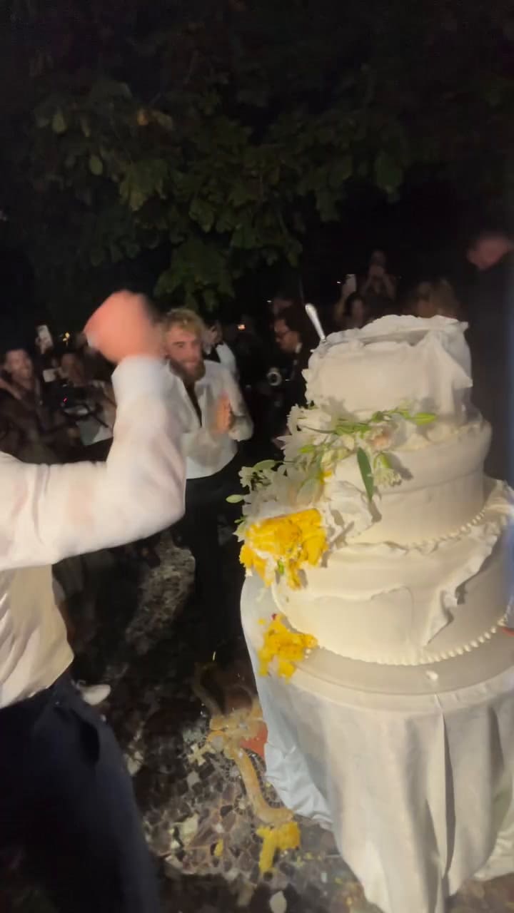 Jake Paul "pelea" contra un pastel de boda