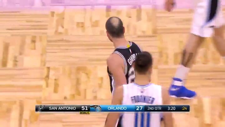 Pase hacia atrás de Manu Ginóbili para Kawhi Leonard